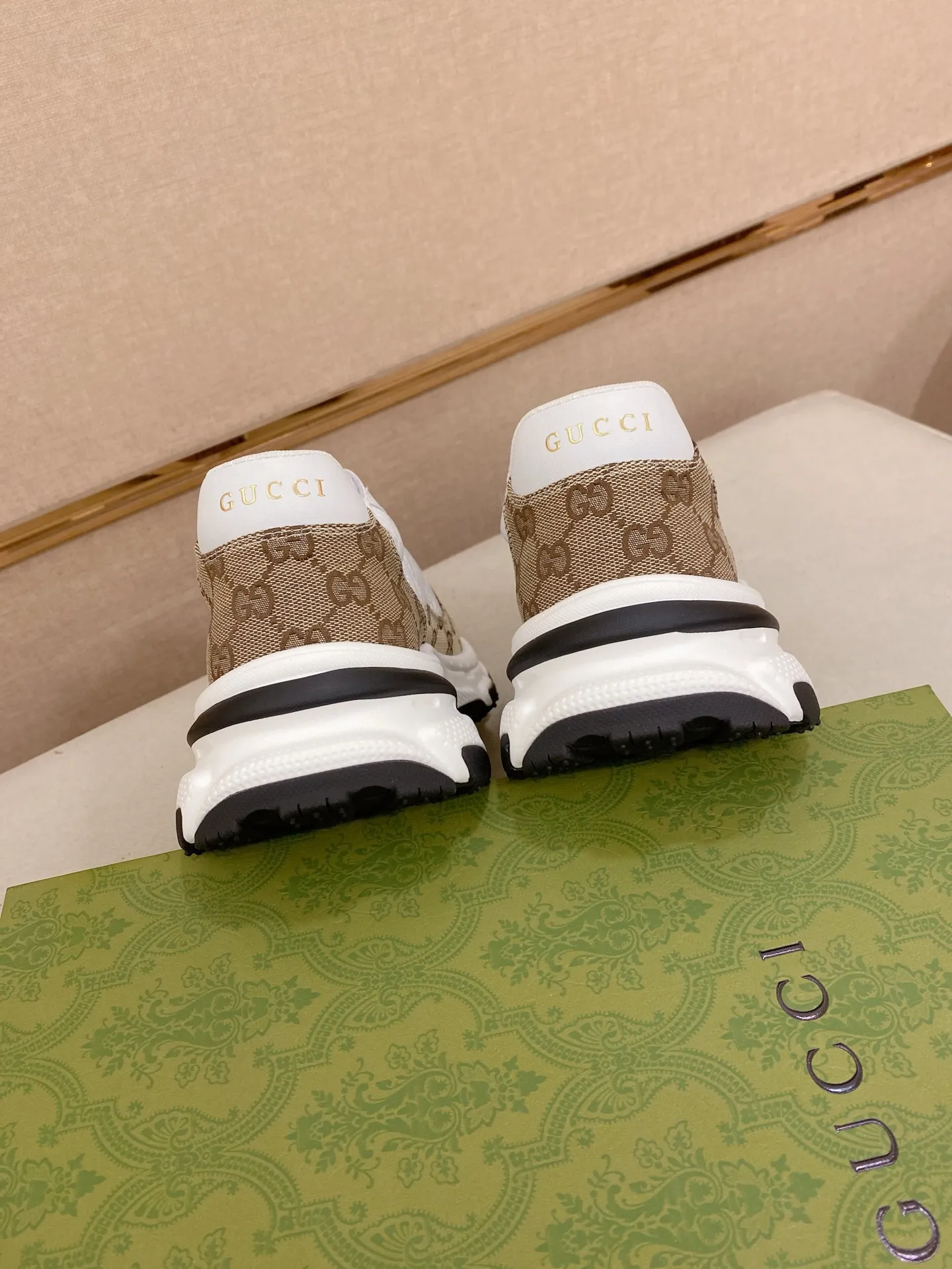 Men's men's shoes 442💰🇮🇹🇮🇹GUCCI🔍🔍new models are on sale at the same time at the counter. The uppers are made of top-grain cowhide imported from Italy. Fully imported genuine leather lining 💪💪, completely 1⃣️ to 1⃣️ replica 🇮🇹💪💪, ⚠ sole: original sole provided by the original factory, exclusive movable molded sole super comfortable, ⚠ original factory follow-up, 🔍🔍 high quality, you can go in and out of the counter at will, welcome to compare⚠. Code number: 38-44. Can be customized 45-46